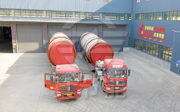 日處理百噸的化工污泥干燥設(shè)備運(yùn)輸現(xiàn)場 日處理百噸的化工污泥干燥設(shè)備運(yùn)輸現(xiàn)場